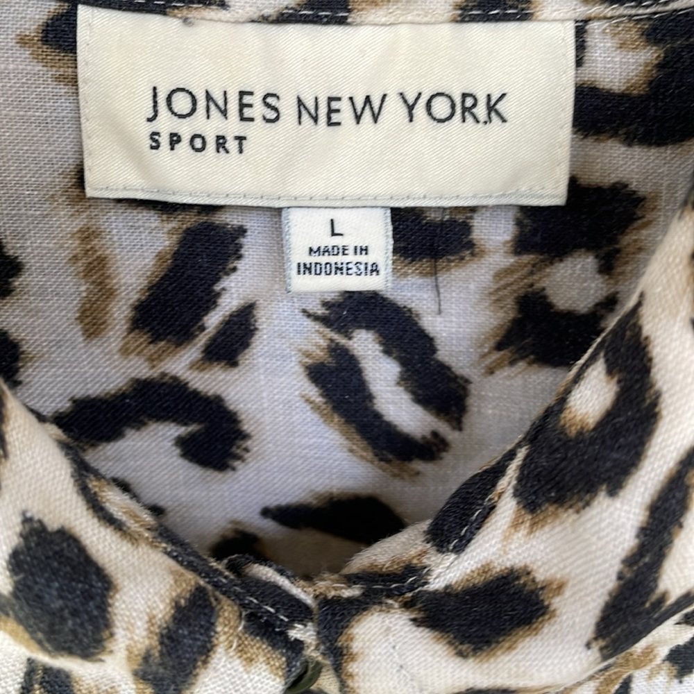 Jones New York Sport button down pocketed shirt. Size: LARGE GREAT WITH JEANS! - Picture 4 of 7